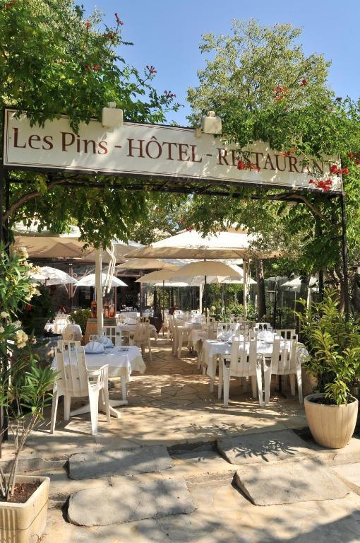 Les Pins restaurant et chambre d'hôtes Sillans-la-Cascade Exterior foto
