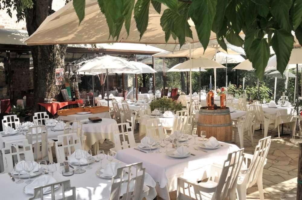Les Pins restaurant et chambre d'hôtes Sillans-la-Cascade Exterior foto
